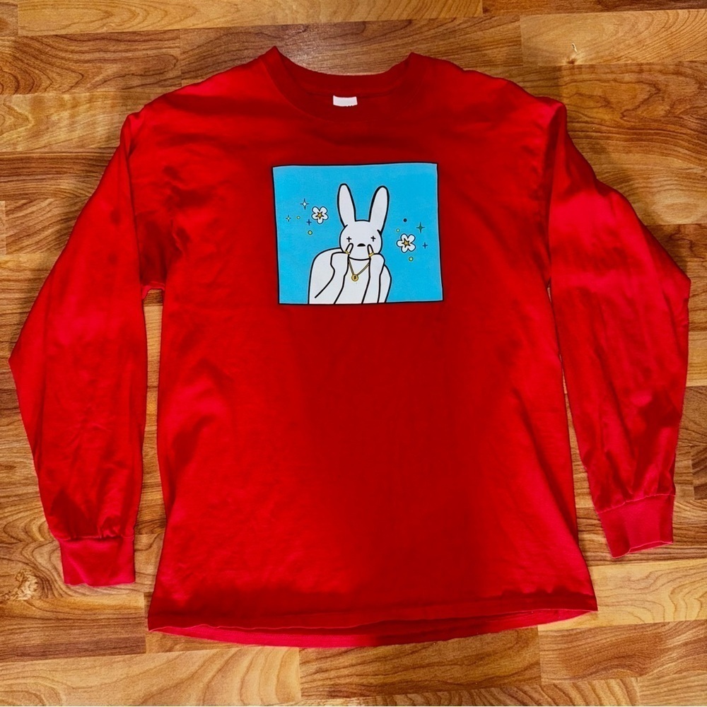 BAD BUNNY Rapper Pinky Rings $ Necklace Red Long Sleeve T-shirt Size M GILDAN